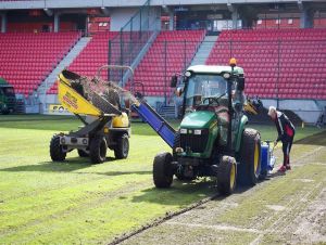 VIDEO: Na Štadióne Antona Malatinského menia trávnik