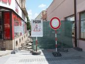 Trhová ulica je pre rekonštrukciu uzavretá, asfalt menia za dlažbu
