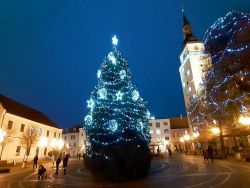 FOTO: Do Trnavy prišiel advent, v centre spustili vianočné osvetlenie
