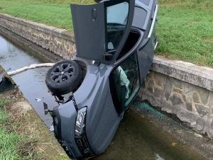 Vodič skončil s autom v Trnávke, potom už bez auta v policajnej cele