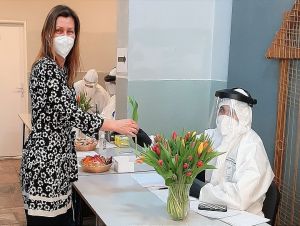 Koláče i kvety k MDŽ: V regióne si spríjemňujú testovanie gestami ľudskosti