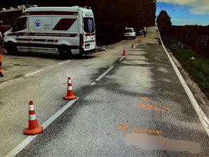 Cyklistu medzi Trstínom a Naháčom zrazilo auto, skončilo to veľmi zle