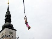 Na Trojičnom námestí sa bude v sobotu skákať bungee jumping