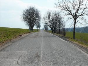 Cestu medzi Naháčom a Dolným Dubovým opravujú, konečne dostane nový asfalt