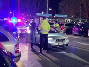 Policajti v pohotovosti, na nelegálnom zraze v Trnave bolo 500 vozidiel