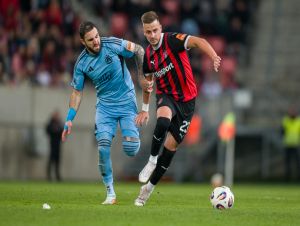 V derby vyhral Slovan, Spartak hral polčas bez vylúčeného Mikoviča