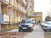 OBEC V ÚZKYCH: Podnikateľka požaduje tisíce eur za pár metrov chodníka