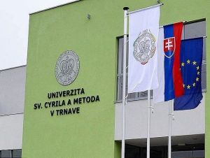 Univerzita sv. Cyrila a Metoda umožní nahradiť diplomovú prácu stážou