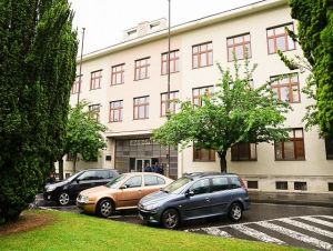 Župa predá UCM-ke školský areál, univerzita plánuje budovu opraviť