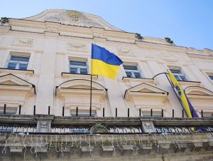 Trnava vyvesila na radnici ukrajinskú vlajku, Bročka vyjadril podporu Charkovu
