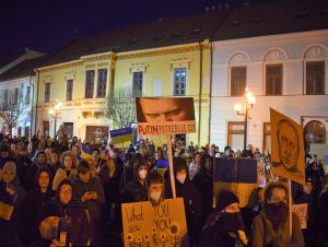 FOTO: Trnavčania podporili Ukrajinu pokojným zhromaždením pred radnicou