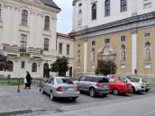 Pozor na parkovanie pred Univerzitným kostolom, hrozí vám pokuta