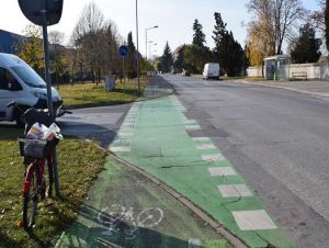 Po zrážke s autom v Trnave skončila 78-ročná cyklistka v nemocnici