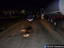 Nehoda pri väznici: Auto zrazilo chodca, po náraze má zlomené obe nohy