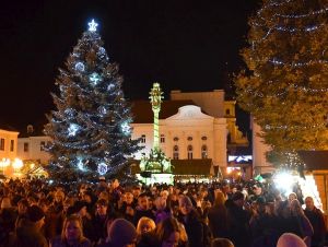 FOTO: Trnava už dýcha Vianocami, rozsvietili stromček na Trojičnom námestí