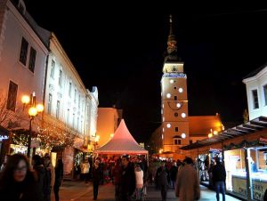 Vianočné trhy v Trnave a Piešťanoch pokračujú, v Hlohovci ich otvoria v stredu