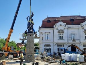 FOTO: Zrekonštruovaný pamätník Víťazstvo vrátili na námestie SNP