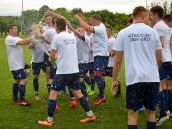 Futbal, 5. liga: Vo Veľkých Kostoľanoch vypukli postupové oslavy, Čierny Peter pre Krakovany