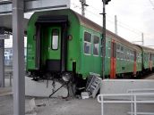 Nehoda na stanici: Vlaková súprava prerazila zábranu na nástupišti