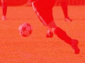 Futbalová glosa: Keď v závere zápasu vidíte 50 odtieňov krvavočervenej
