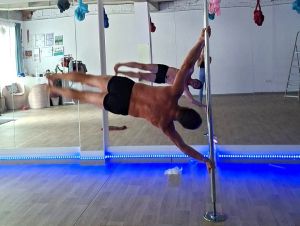 Pole dance nie je iba o tyči. Je to celkom po..., namáhavé