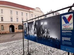 Župa umiestnila na Trojičné námestie výstavu fotografií k výročiu Novembra 89