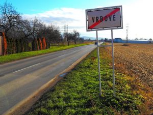 Medzi Vrbovým a Trebaticami opravia cestu, kraj hľadá dodávateľa prác