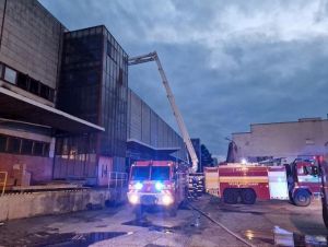 Požiar vo Vrbovom: Z rekonštruovanej budovy sa valil čierny dym