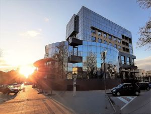 Bývalý trnavský hotel Karpaty, dnes budova banky, je po čase opäť na predaj