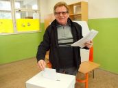 Voľby sa začali, o post župana sa uchádza pätica kandidátov