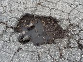Výtlky na Sládkovičovej, Veternej a Sasinkovej opravia plošne