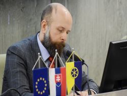 Bročkova výzva pred testovaním k zdravotníkom: Bez vás to nepôjde!