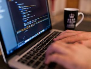 Pozor! Podvodníci sa vydávajú za pracovníkov Microsoftu, ľudí oberú o peniaze