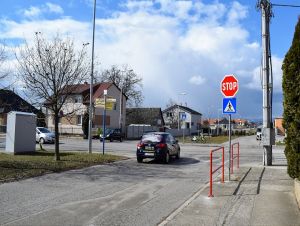 Na križovatke na Kopánke osadili zábradlie, aby zvýšili bezpečnosť chodcov