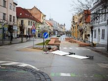 Dolnú bránu budú pred autami chrániť dva ťažké kvetináče