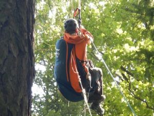 Hasiči ratovali na Slepom vrchu paraglajdistu, zostal visieť na vysokom strome