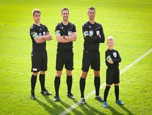 Začínajú rozhodcovia v trnavskej oblasti budú nosiť pásku, vyzýva k rešpektu