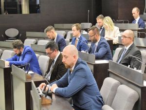 Nová rezidentská zóna, rast poplatkov, školy. Poslanci prerokujú dôležité témy