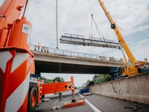Nad diaľnicou pri Zavare montujú cyklomost, diaľnicu D1 sprejazdnia v nedeľu