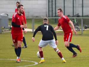 Futbal, 8. liga B: Ostrov šokoval Brestovany, Moravany smerujú za postupom