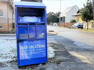 Modré nádoby na oblečenie zmiznú z ulíc, Trnava ich presúva na zberné dvory
