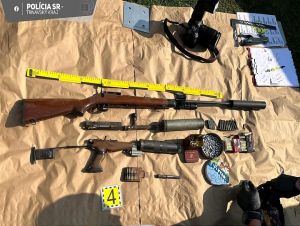 Do domu muža v okrese Trnava nabehli policajti, našli tam množstvo zbraní