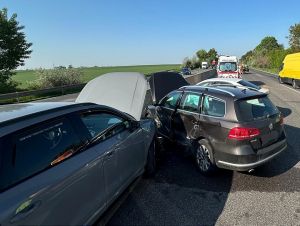 Po zrážke autobusu pri Piešťanoch sa zranilo niekoľko ľudí, zasahoval aj vrtuľník