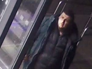 Muž v šľapkách vykradol parkovací automat na Zelenečskej, hľadá ho polícia