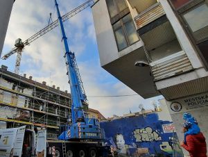 V centre Trnavy pribudol žeriav, začínajú práce na očakávanej investícii
