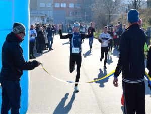 FOTO: Na Štefana pretekalo na Slávii vyše 500 bežcov, vyhral Matúš Kompas