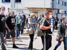 Tri mesiace bez výplaty: Zamestnanci Zlievarne žiadali pred firmou svoje peniaze
