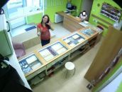 Polícia hľadá zlodejku zo záložne na Novosadskej ulici