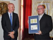 Pošta vydala známku s portrétom Radlinského, do života ju uviedli v Trnave