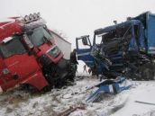 Čelná zrážka smetiarskeho auta a ťahača, štyria ranení